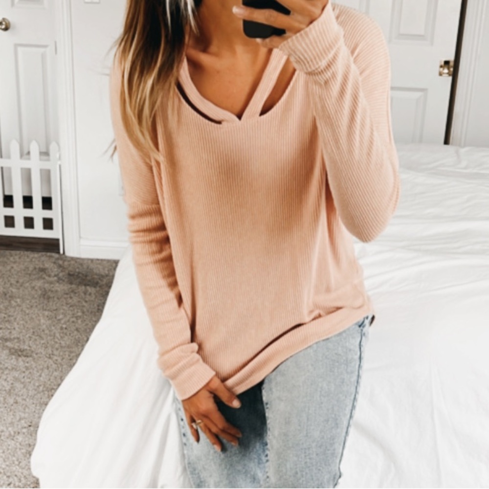 Express Cutout Top - Picture 2 of 8